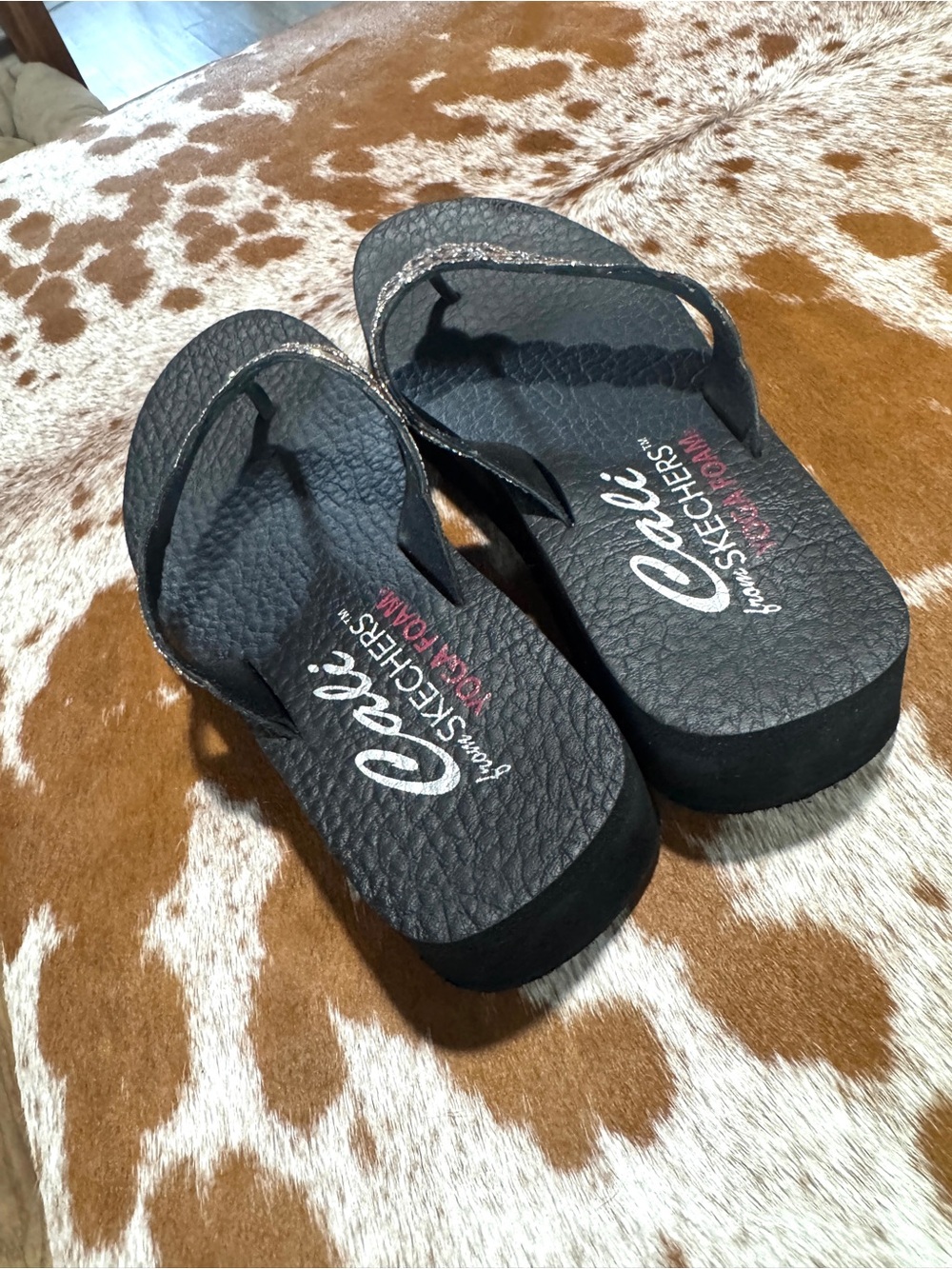 Skechers Black Jeweled Floral Thong Sandals - Picture 4 of 6